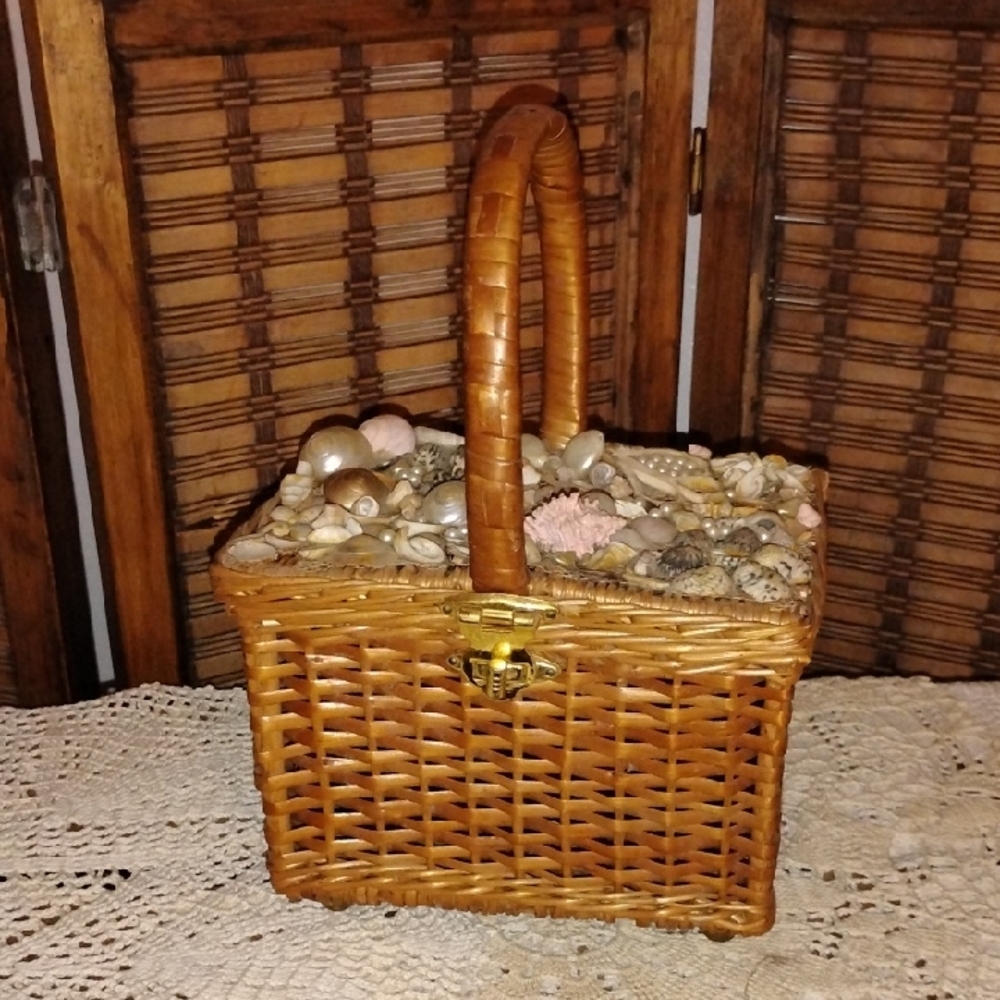 Vintage woven Wicker Seashell Purse Adorable Hand Purse